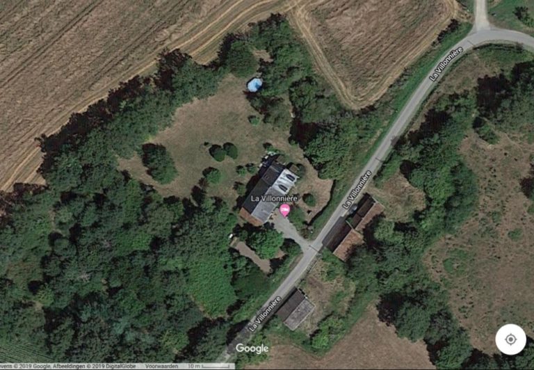 Foto van de ligging van b&b/hotel La Villonnière met zwembad in de tuin van google maps