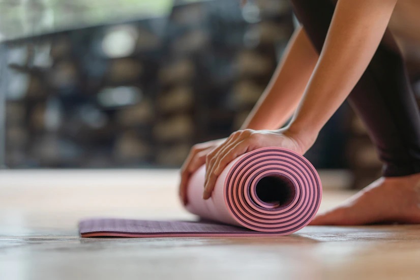 Rol je mat uit tijdens de yoga retraite Mei