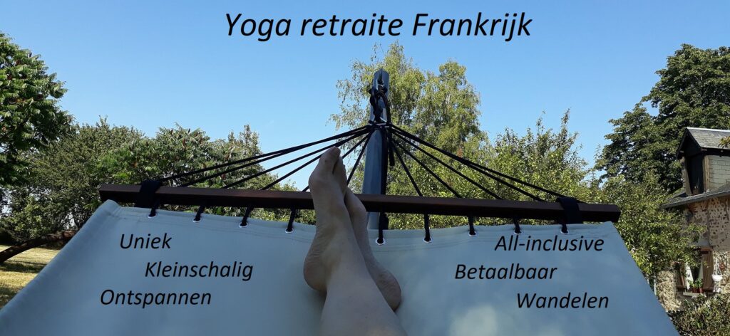 Ontspannen in een hangmat tijdens de yoga retraite